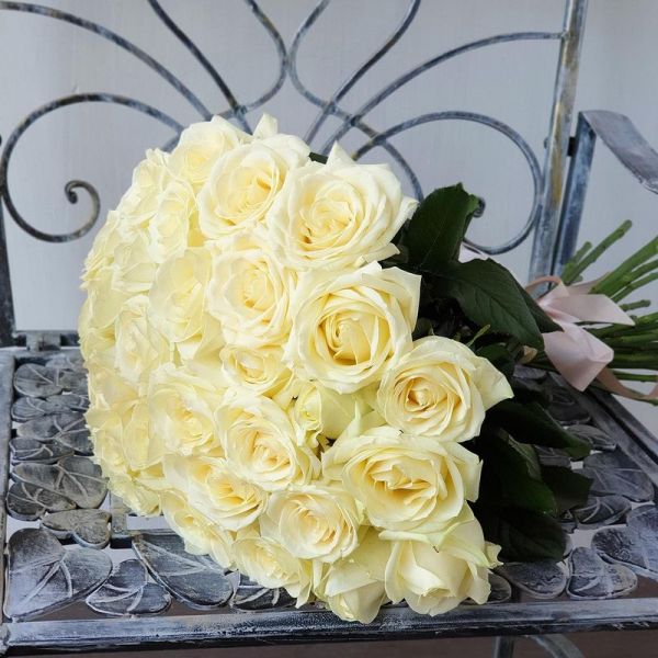 Букет из 5 белых роз в пленке с белой лентой, 40 см, Россия